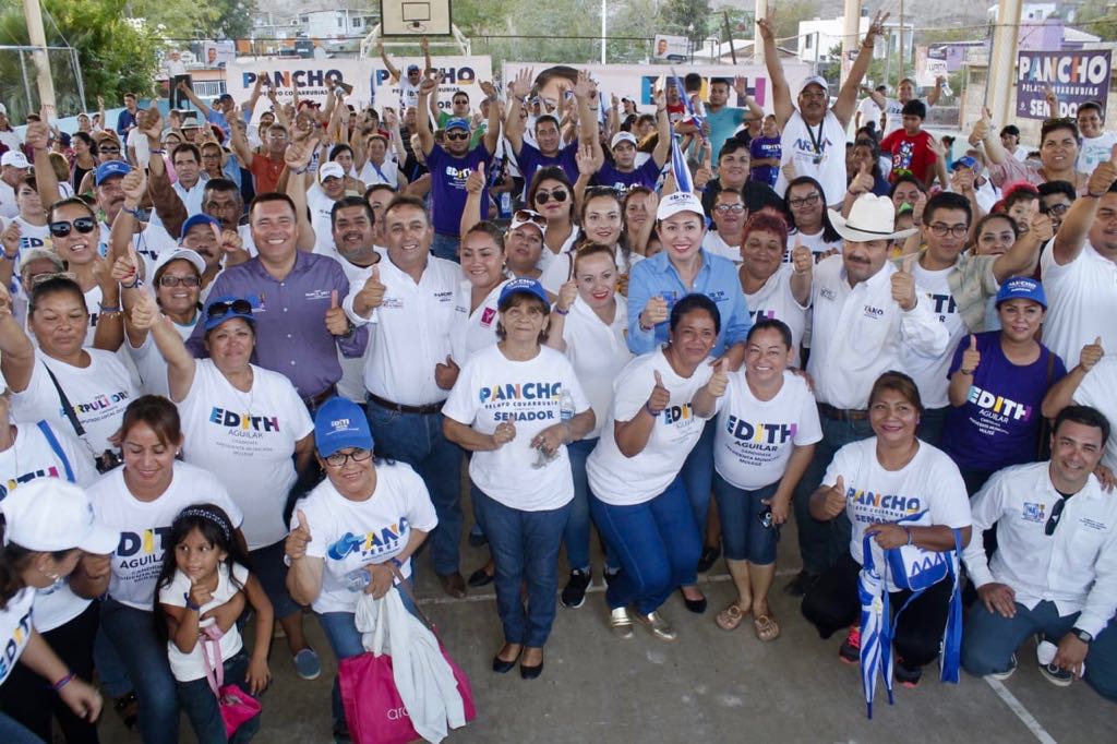 Candidatos respaldados por sus simpatizantes muestran "músculo" en esta imagen. 